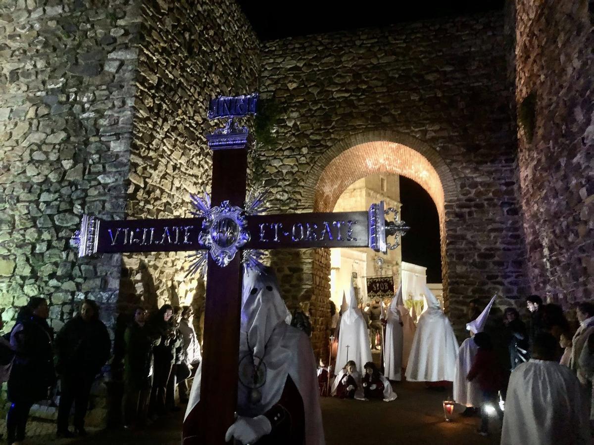 Cruz de guía de una de las cofradías oliventinas.