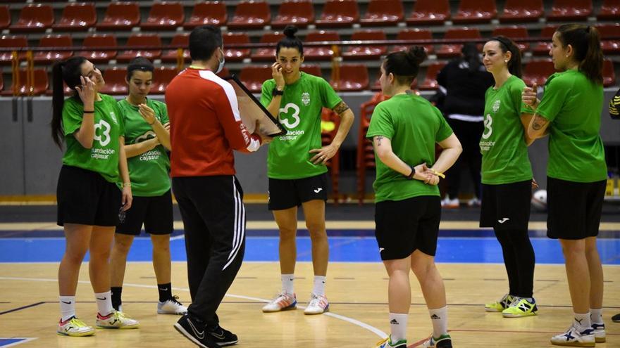 Juanma Cubero da instrucciones a un grupo de jugadoras en un entrenamiento.
