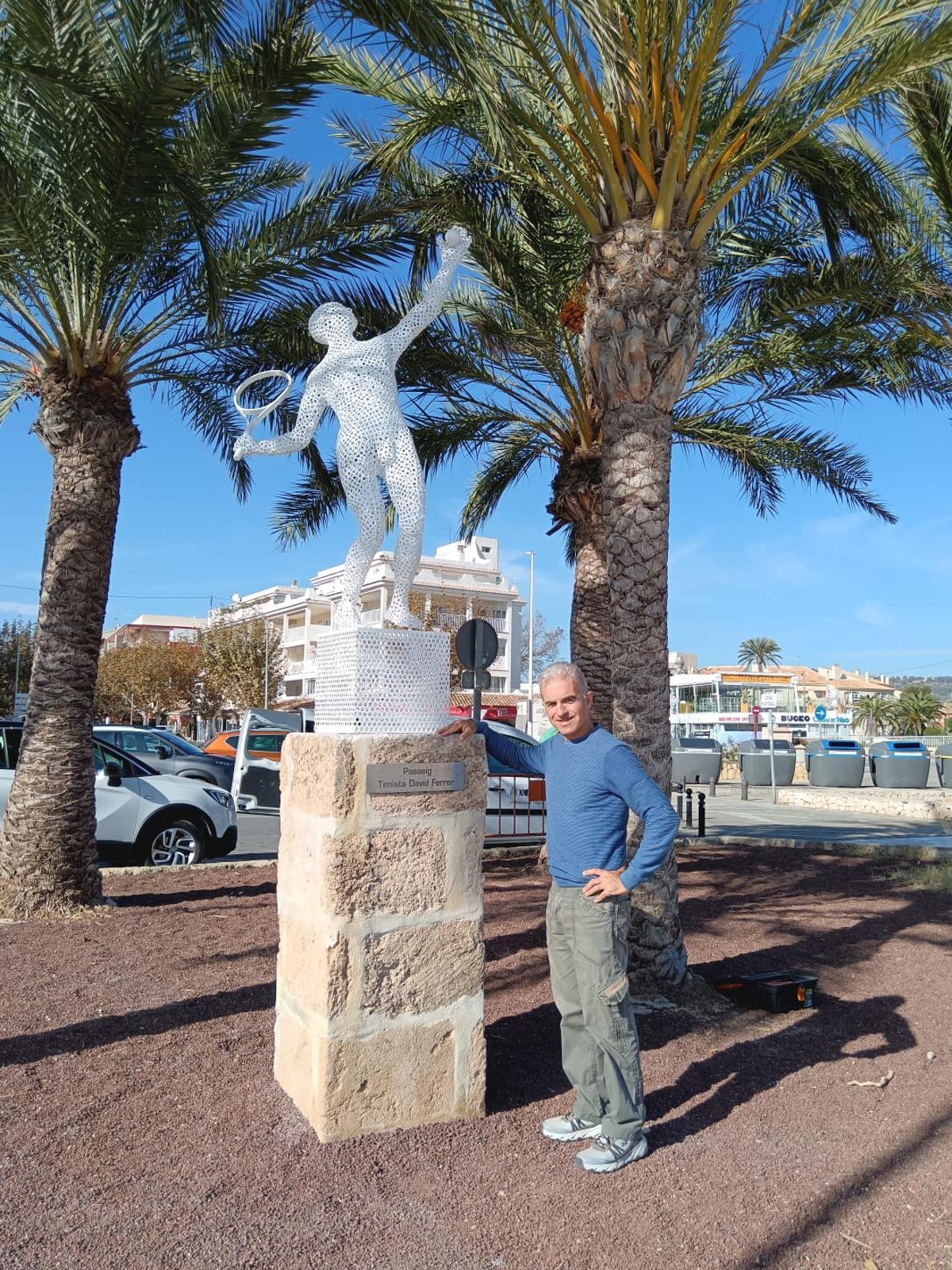 El artista Víctor Goikoetxea junto a la escultura