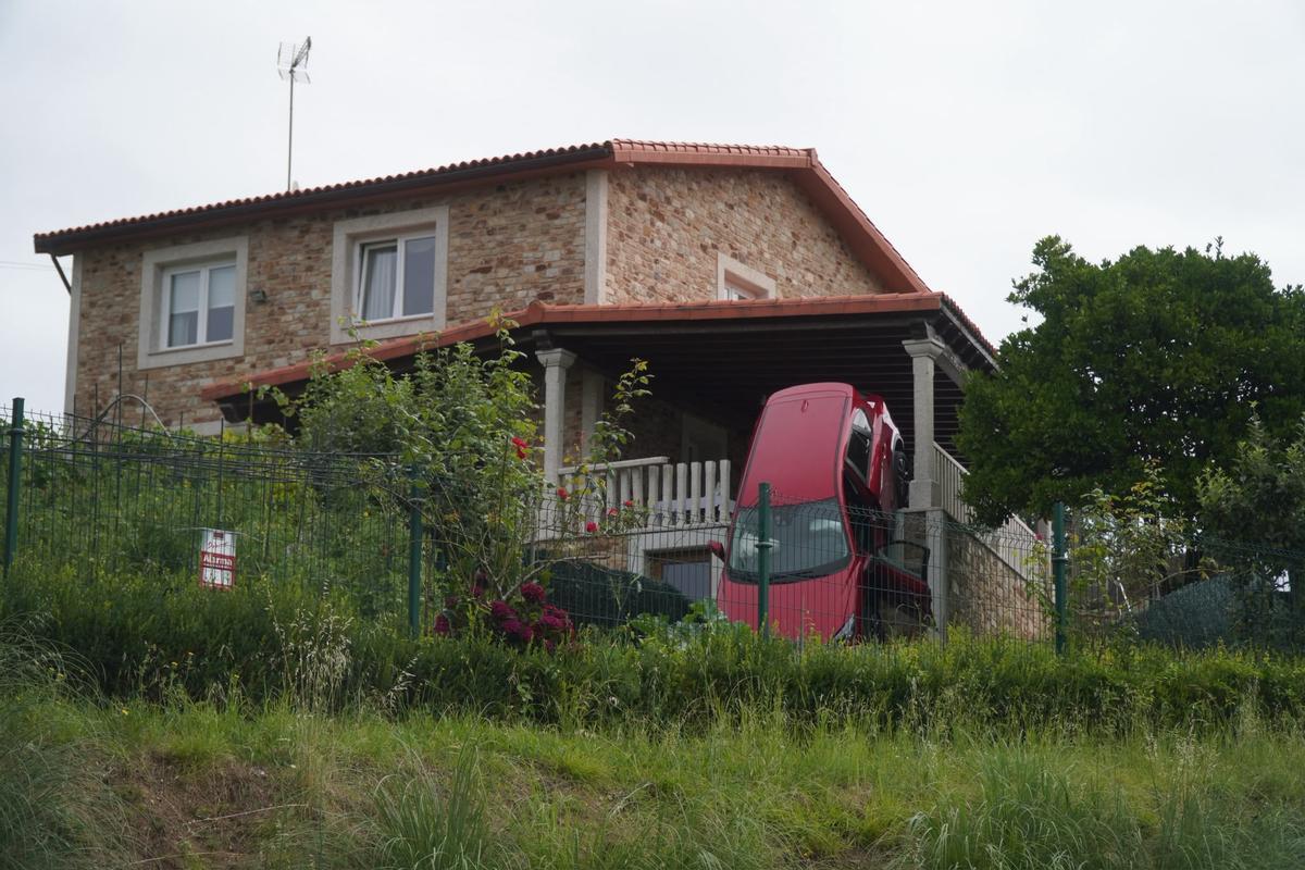 Vehículo que cayó por un balcón en Oleiros
