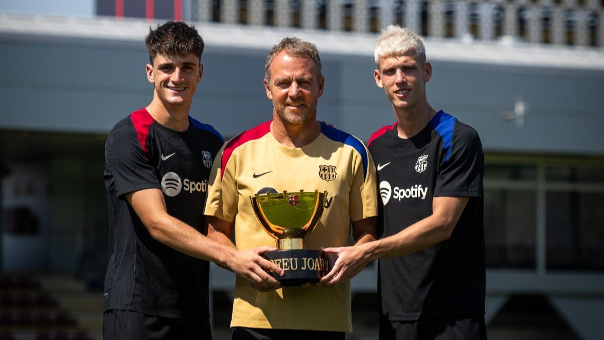 Flick, Olmo y Víctor posan con el trofeo