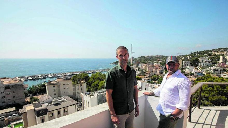 Kalle Wallroth y Ninos Younan posan en un ático en Sant Agustí que venden por 595.000 euros. | GUILLEM BOSCH