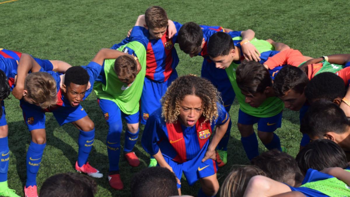 El capitán Xavi Simons hace el grito antes de empezar un partido en el MIC