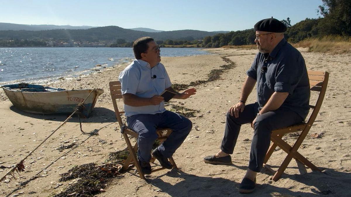 O capitán de altura Félix González (esq.) fala con X. H. Rivadulla nunha praia de Noia.  // FdV