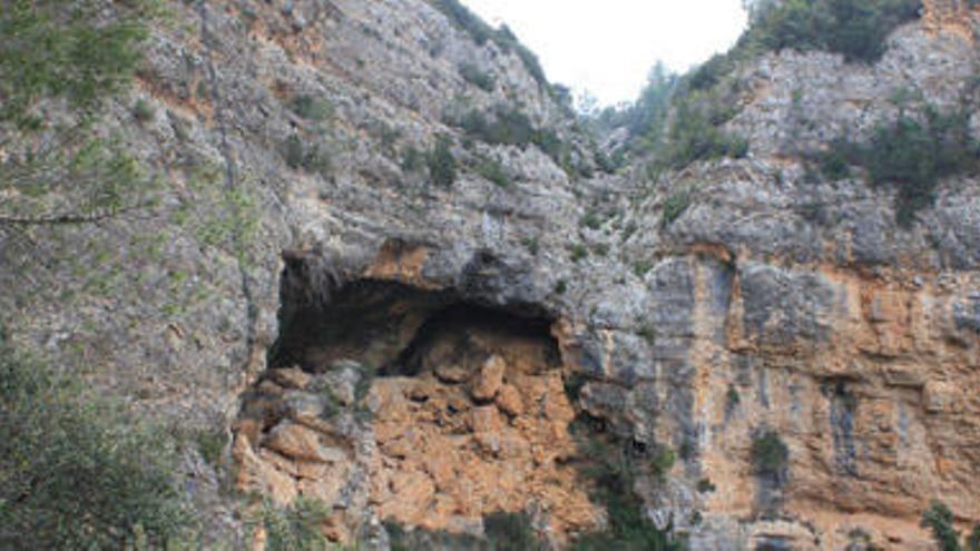 Cavidad abierta en el barranco del Capellán.