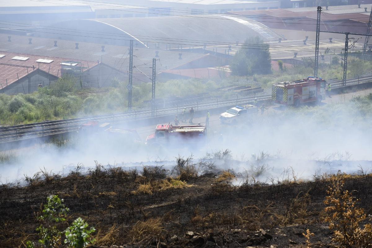 Los bomberos sofocan un incendio en As Rañas