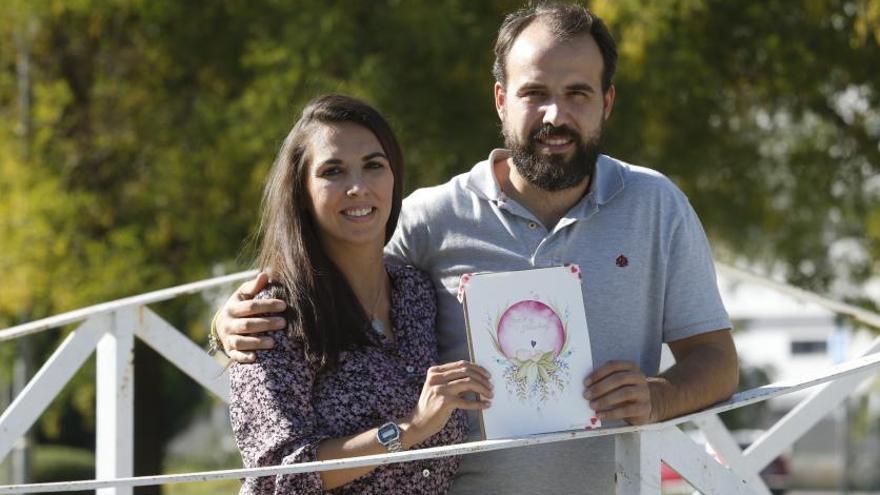 Laura Prados y su marido sostienen un dibujo que les recuerda que ya son una familia.