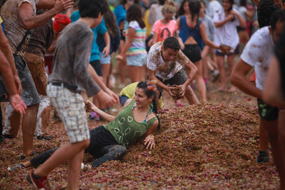 Angesichts des Regenwetters auf Mallorca wurde die traditionelle Traubenschlacht zur Weinernte am Samstag (16.9.) zur Schlammschlacht.