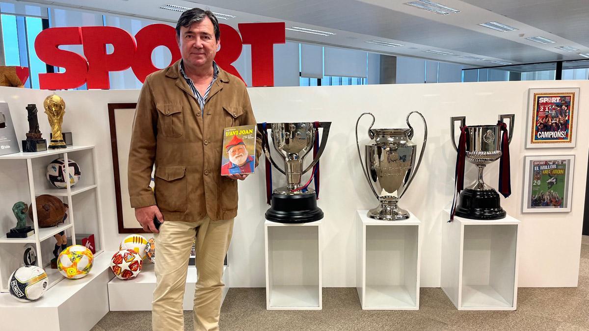 Jordi Monturiol, en la redacción de SPORT, con el libro 'L'Avi Joan'