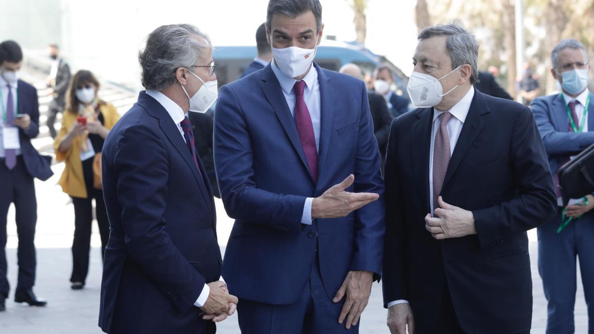 Pedro Sánchez y Faus y Mario Draghi en el cercle d’economia