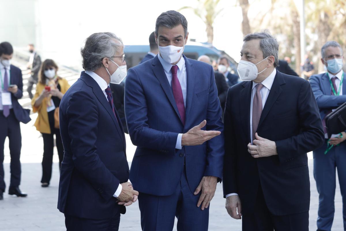 Pedro Sánchez y Faus y Mario Draghi en el cercle d’economia