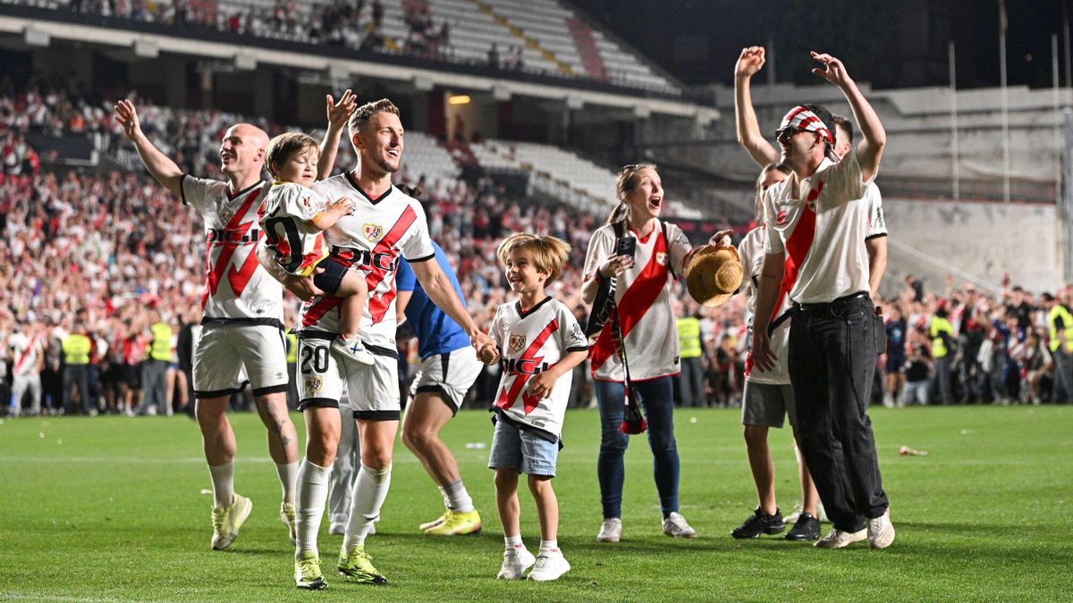 Los jugadores del Rayo Vallecano celebran la clasificación a Conference League