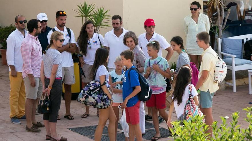 Los nietos de la reina emérita, la infanta y doña Sofía, a su llegada a Calanova.