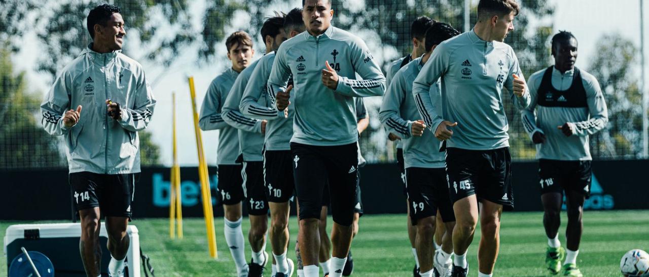 Renato Tapia, a la izquierda, Denis Suárez, al fondo, Murillo, en primer término, y Aidoo, a la derecha, durante un entrenamiento en la ciudad deportiva. |  // RCCV