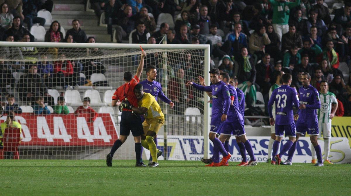 Arcediano Monescillo expulsa a Razak, que le abraza, en el Córdoba CF-Leganés de la 2015-16.