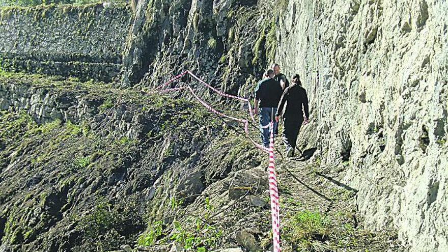 Tres senderistas de Ribadesella, en la zona de la senda del Cares afectada por el argayo.