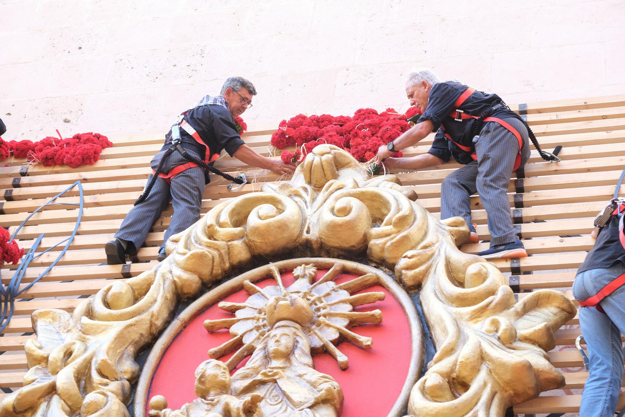 Emotiva ofrenda floral a la Patrona