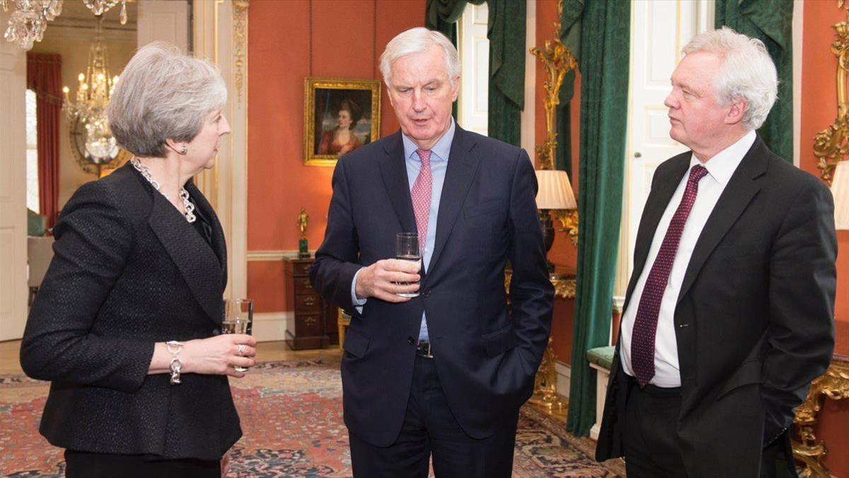 Barnier (derecha), junto a Theresa May y David Davies, en Londres.