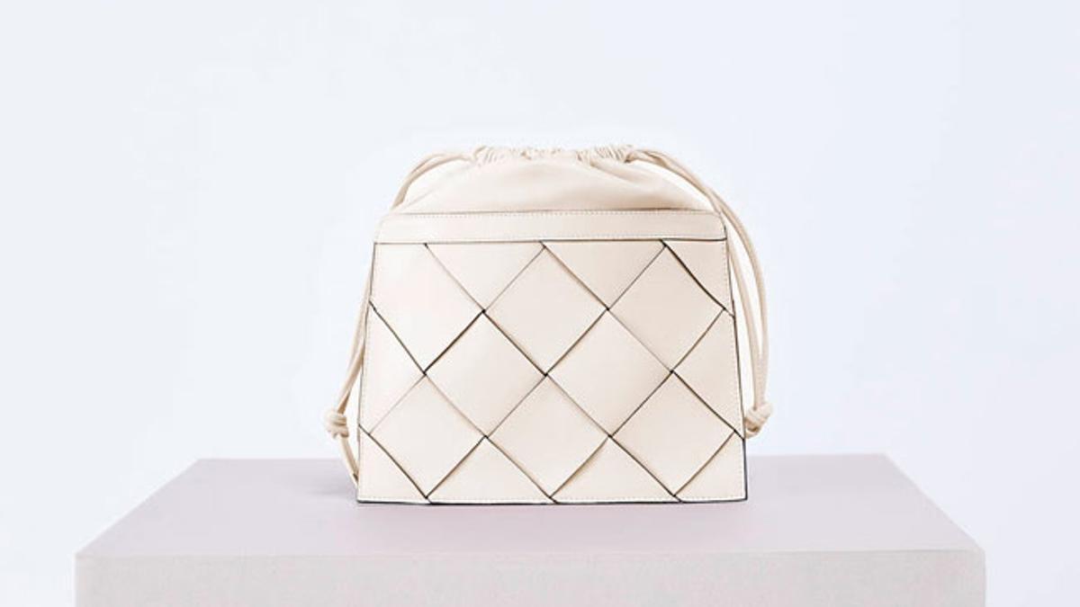 Los bolsos blancos de Zara y Mango que necesitas para tus looks este invierno