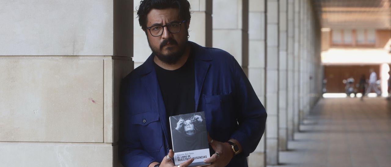 Eduardo Ruiz Sosa junto a su nuevo libro, &quot;El libro de nuestras ausencias&quot;.