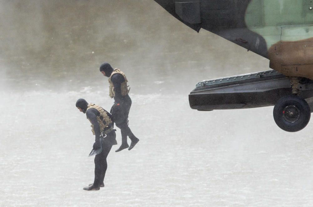 Los soldados han saltado con trajes de neopreno y con bolsas estancas para la indumentaria de tierra y las armas