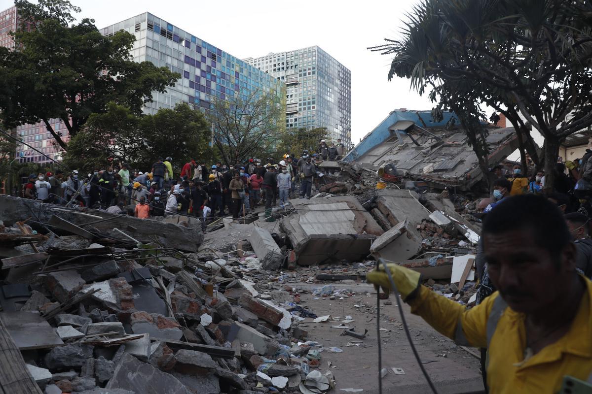 Labores de rescate en una edificación colapsada por el terremoto de magnitud 7,4 que sacudió al país este lunes, en Cali (Colombia).
