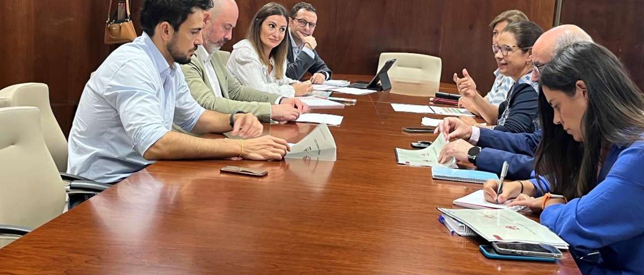 Miembros de Ciudadanos reunidos ayer con la consejera de Hacienda y el grupo socialista.