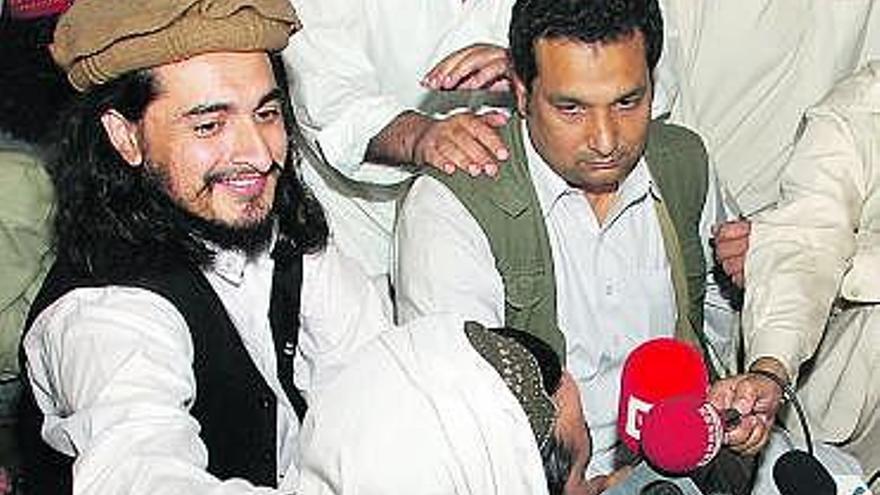 Mehsud, a la izquierda, durante una rueda de prensa en Waziristán del Sur.