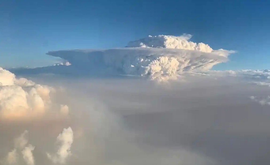 Nubes pyrocumulonimbus cerca de un incendio forestal