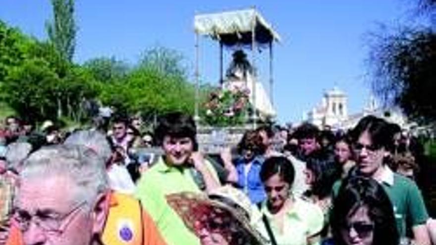 Los caurienses trasladan a la virgen del santuario a la catedral