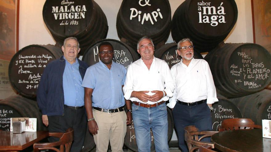 De izquierda a derecha, Carlos Vara, el padre Crisanto Ebang, Pepe Cobos y Francisco Cabrera, esta semana en las Bodegas El Pimpi.