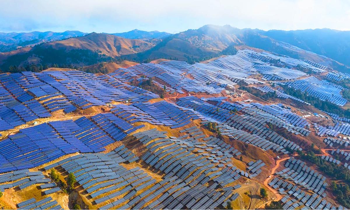 Parque solar en la región del Tibet