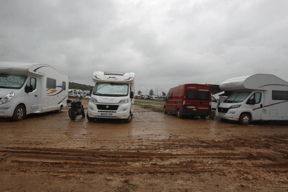 Zonas del camping de Cheste embarradas por las lluvias