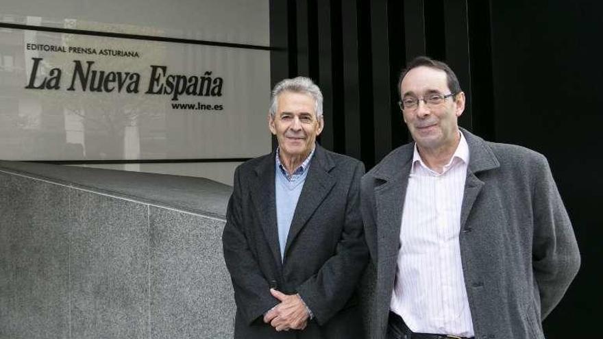 Padre e hijo, tras su vuelta a Oviedo, ante la sede de LA NUEVA ESPAÑA.