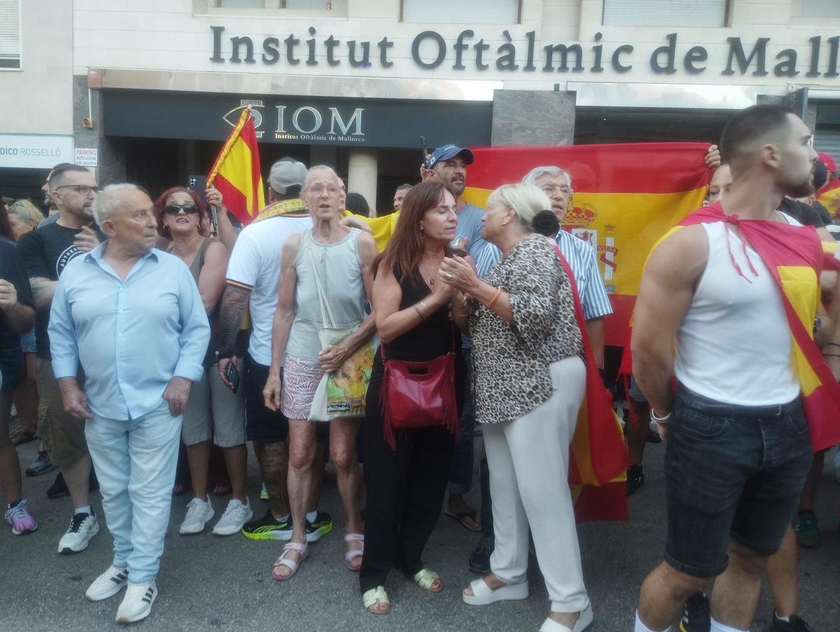 La portavoz parlamentaria de Vox, Manuela Cañadas, entre los asistentes.