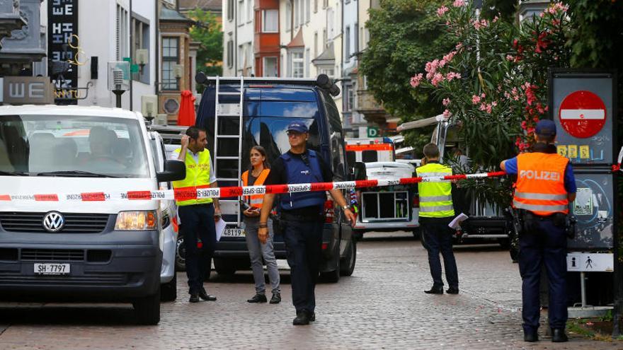 Policías suizos en la escena del crimen.