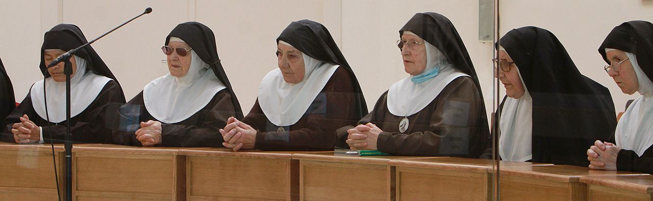 Monjas clarisas en un momento de oración. 