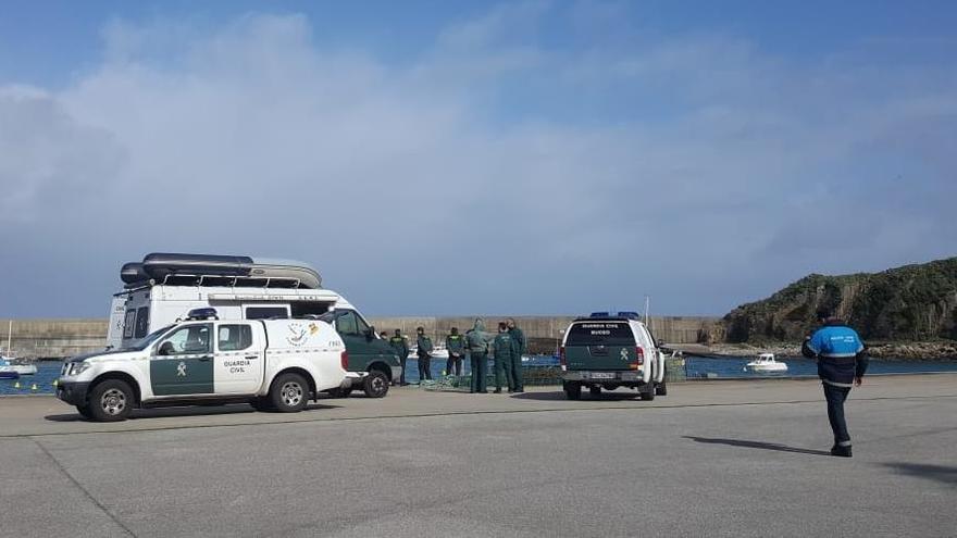 Hallan un cadáver dentro de la furgoneta que cayó al mar en Cudillero