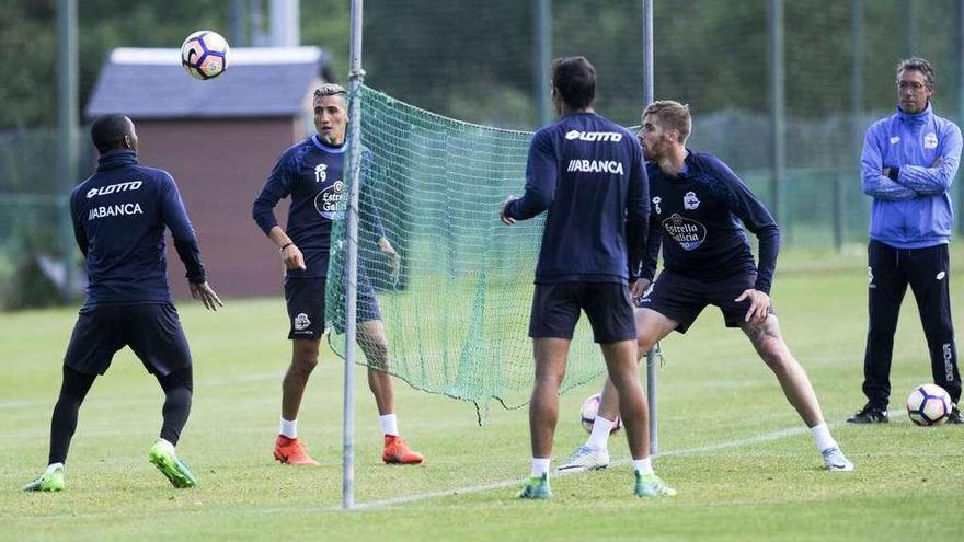 Fútbol tenis en una sesión suave, con solo once hombres sobre el césped