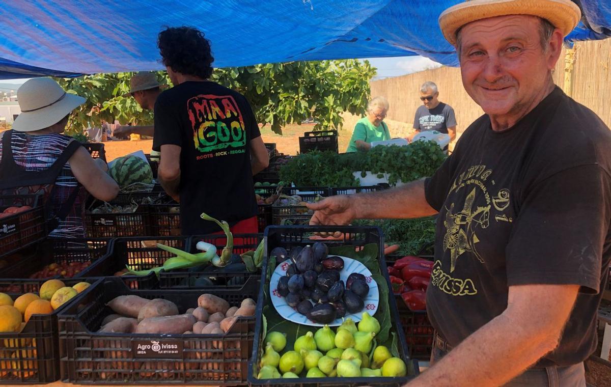 Bartolo Costa, con los primeros higos de agosto. | J.A.C.