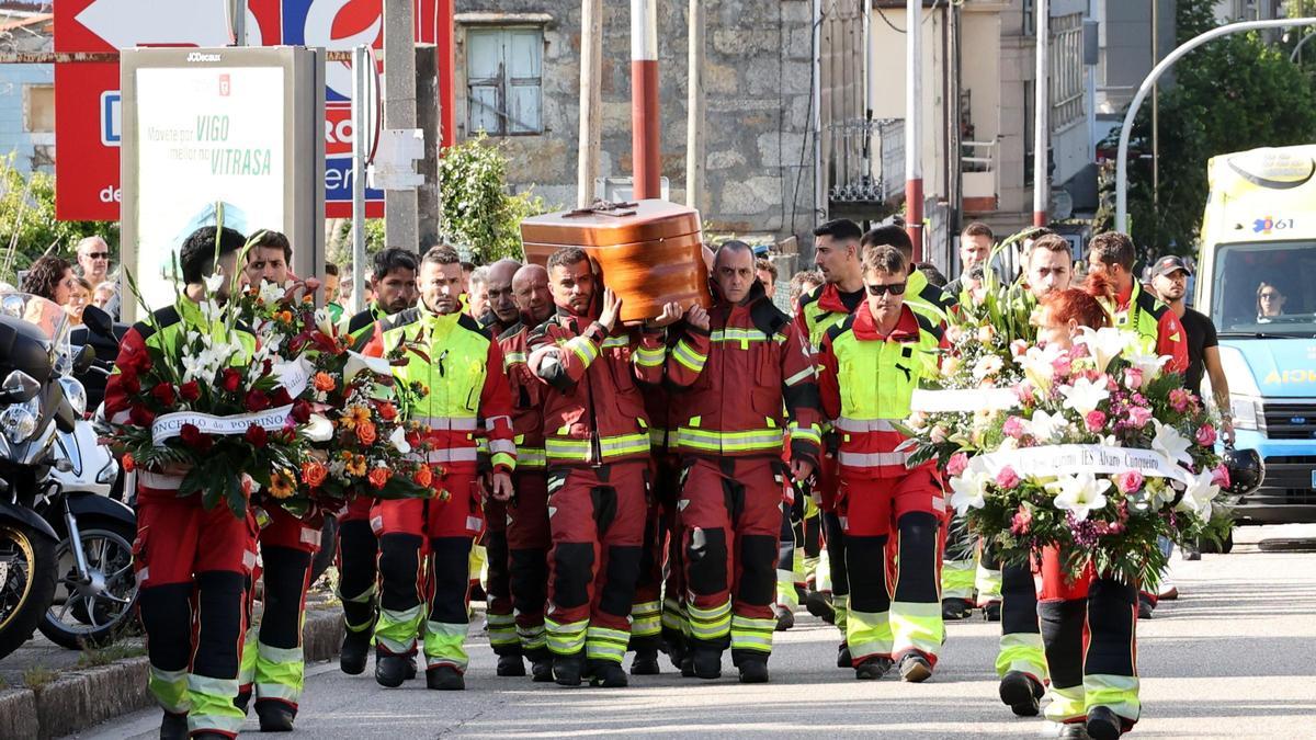 Funeral en el cementerio de Pereiró, en Vigo, del bombero Sergio Sanlés Domínguez, fallecido el 25 de mayo de 2024 tras el derrumbe de parte del inmueble número 127 de la Avenida de Beiramar que estaba inspeccionando.