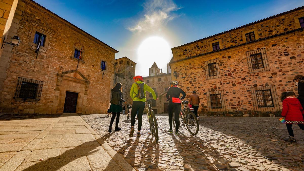 Imagen promocional de la campaña para promocionar el cicloturismo en Cáceres.