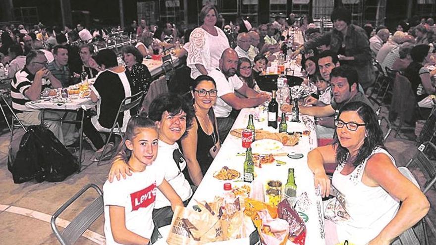 La cena de ‘pa i porta’ reúne a un millar de peñistas y vecinos