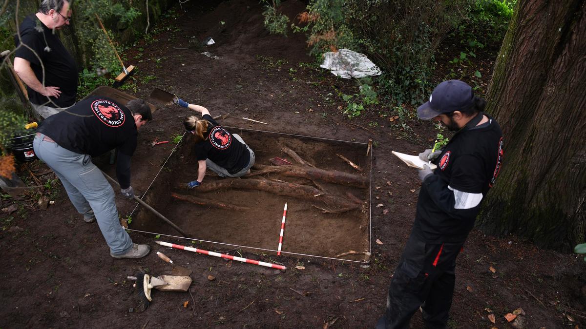 Los arqueólogos excavan un espacio de 2 por 2 metros en el Adro Vello de San Salvador, en el municipio de Poio