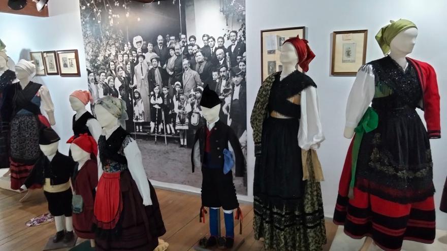 La Casa de Cultura de Llanes albergará durante cuatro años una exposición de indumentaria tradicional del Oriente