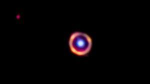 Utilizando el telescopio Webb, los astrónomos descubrieron evidencia de moléculas orgánicas complejas en una galaxia a más de 12 mil millones de años luz de distancia de la Tierra, cuando el Universo tenía menos de 1.500 millones de años. La galaxia en cuestión se observa en color rojo, en tanto que las moléculas orgánicas están resaltadas en naranja.