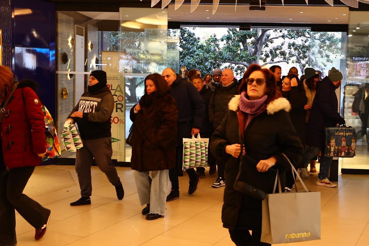 En imágenes | Comienzan las rebajas de invierno en Zaragoza