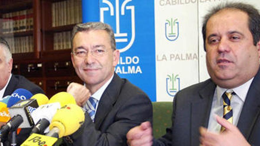 (Dcha. a izda.) José Luis Perestelo, Paulino Rivero y Juan Ramón Hernández, en el Cabildo de La Palma. i LP / DLP