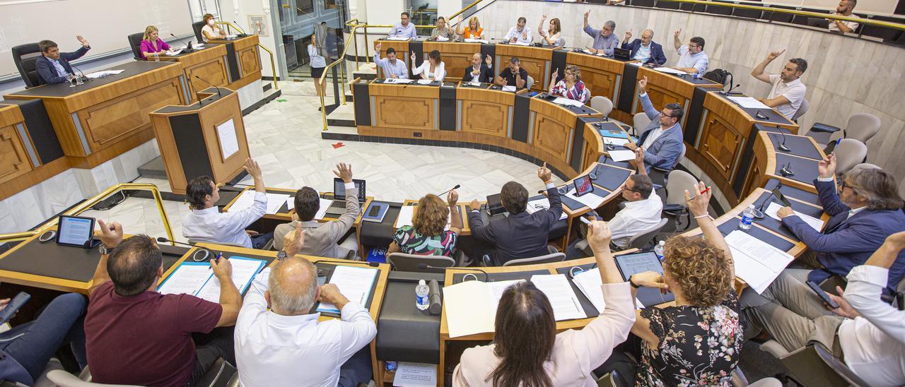 Uno de los últimos plenos celebrados en la Diputación de Alicante, el pasado curso político