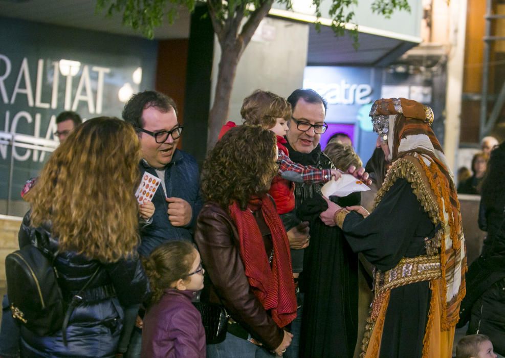 Los carteros reales recogen las misivas de los niños en Alicante